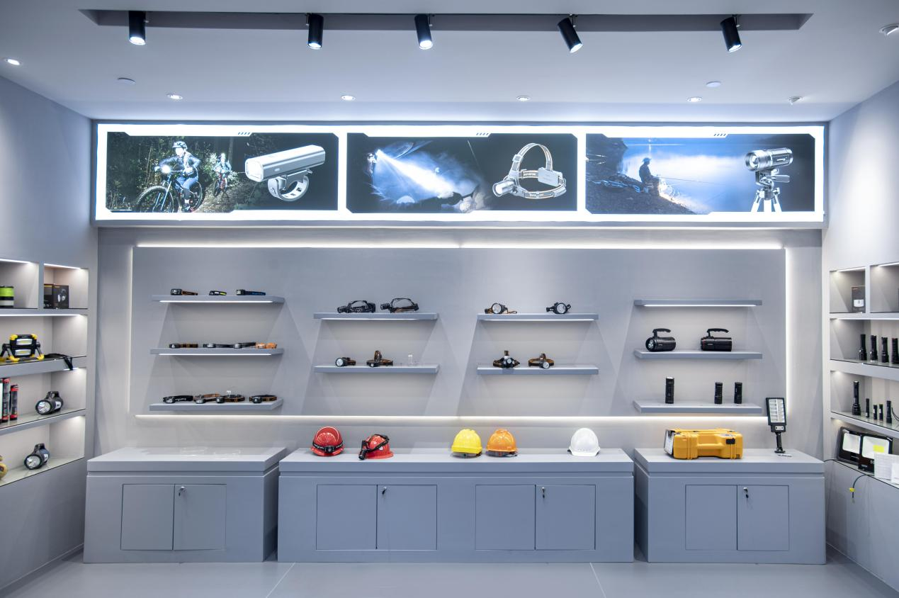 客户定制款展示墙工业照明类产品展示墙手电类产品展示墙企业荣誉墙